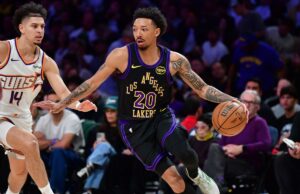 A conversão do Lakers, Nick Smith Jr., é um contrato padrão, tornando o guarda elegível para o playoff O jogador do Los Angeles Lakers, Jalen Hood-Schifino, segura uma bola de basquete se preparando para arremessar.