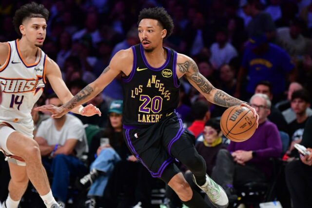 A conversão do Lakers, Nick Smith Jr., é um contrato O jogador do Los Angeles Lakers, Jalen Hood-Schifino, segura uma bola de basquete se preparando para arremessar.