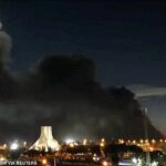 Fumaça sobe sobre a Praça Azadi após um ataque, em meio ao conflito EUA-Israel com o Irã, em Teerã, Irã, 6 de abril