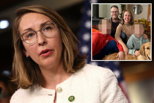 A deputada norte-americana Hillary Scholten fala em uma entrevista coletiva.