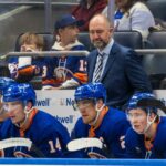 O técnico do New York Islanders, Peter DeBoer, assiste durante o terceiro período contra o Ottawa Senators na UBS Arena, sábado, 11 de abril de 2026, em Elmont, NY.