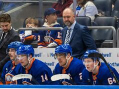 A derrota dos Islanders estreita significativamente o caminho para os playoffs, à medida que as esperanças diminuem O técnico do New York Islanders, Peter DeBoer, assiste durante o terceiro período contra o Ottawa Senators na UBS Arena, sábado, 11 de abril de 2026, em Elmont, NY.