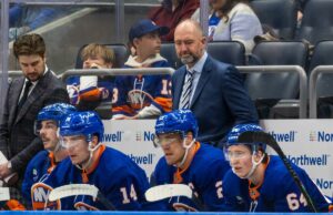 A derrota dos Islanders estreita significativamente o caminho para os playoffs, à medida que as esperanças diminuem O técnico do New York Islanders, Peter DeBoer, assiste durante o terceiro período contra o Ottawa Senators na UBS Arena, sábado, 11 de abril de 2026, em Elmont, NY.