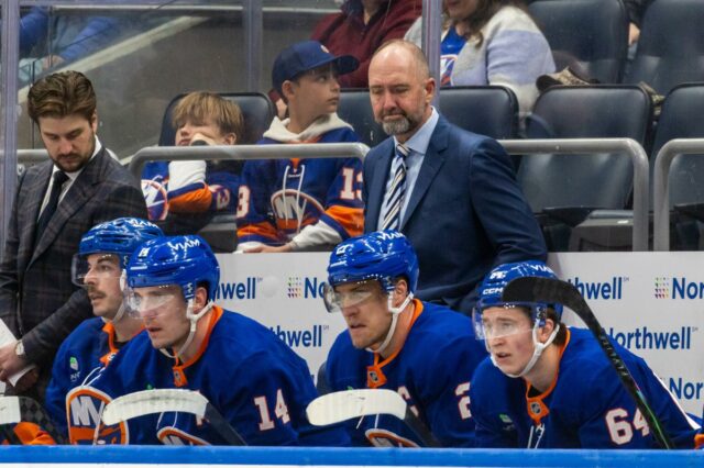 A derrota dos Islanders estreita significativamente o caminho para os O técnico do New York Islanders, Peter DeBoer, assiste durante o terceiro período contra o Ottawa Senators na UBS Arena, sábado, 11 de abril de 2026, em Elmont, NY.