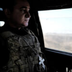 O Capelão Capitão Bryan Pearson fala aos membros da 1ª Brigada Blindada de Combate, 3º Batalhão, 69º Regimento Blindado antes de sua implantação na Alemanha em 2 de março de 2022 em Savannah, Geórgia.