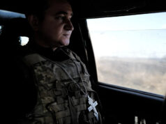 A destituição do principal capelão do Exército por Pete Hegseth deixa uma “lacuna enorme” O Capelão Capitão Bryan Pearson fala aos membros da 1ª Brigada Blindada de Combate, 3º Batalhão, 69º Regimento Blindado antes de sua implantação na Alemanha em 2 de março de 2022 em Savannah, Geórgia.