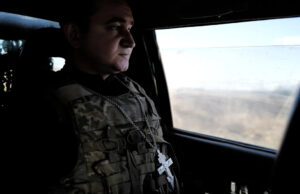 A destituição do principal capelão do Exército por Pete Hegseth deixa uma “lacuna enorme” O Capelão Capitão Bryan Pearson fala aos membros da 1ª Brigada Blindada de Combate, 3º Batalhão, 69º Regimento Blindado antes de sua implantação na Alemanha em 2 de março de 2022 em Savannah, Geórgia.