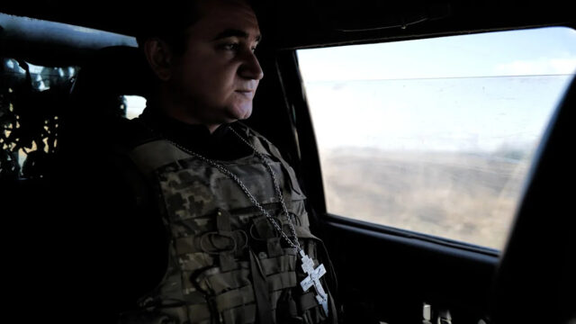 O Capelão Capitão Bryan Pearson fala aos membros da 1ª Brigada Blindada de Combate, 3º Batalhão, 69º Regimento Blindado antes de sua implantação na Alemanha em 2 de março de 2022 em Savannah, Geórgia.