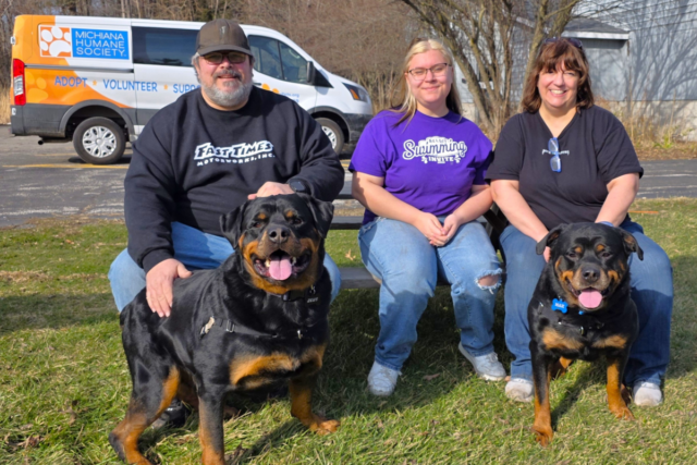 A dupla pai-filho de 250 libras do Shelter finalmente encontra um lar - juntos
