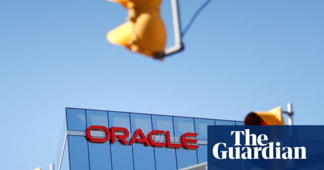 A empresa de tecnologia norte-americana Oracle corta milhares de empregos à medida que aumenta os gastos com IA
