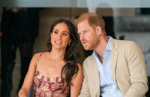 A entrada extremamente discreta de Harry e Meghan Markle na Austrália enquanto os Sussex lançam a pompa real para o voo comercial ‘cotidiano’ Meghan Markle e o Príncipe Harry chegaram a Melbourne na manhã de terça-feira