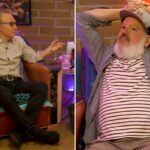 Bill Maher e David Cross sentados em cadeiras frente a frente, conversando.