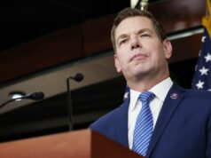A equipe de Eric Swalwell reage às alegações e explica por que não podem desistir democratas respondem a engolir certos