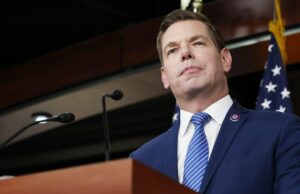 A equipe de Eric Swalwell reage às alegações e explica por que não podem desistir democratas respondem a engolir certos