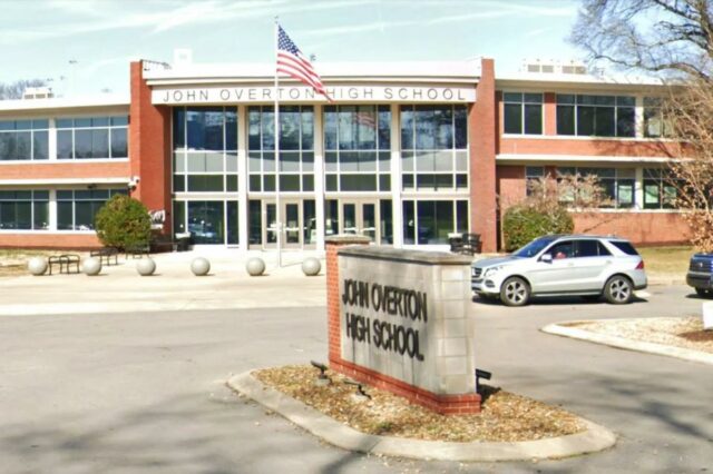 A escola pública de Nashville dispensa estudantes muçulmanos para momentos A escola pública de Nashville dispensa estudantes muçulmanos para momentos de oração diários durante o Ramadã e oferece espaços sem comida para estudantes em jejum