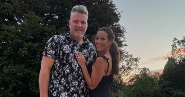 A esposa de Pat McAfees agradece ao Jelly Roll por bater o marido na mesa