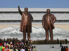 A estátua de ouro de Donald Trump desperta comparações de Kim Il Sung dos críticos A estátua de ouro de Donald Trump desperta comparações de Kim Il Sung dos críticos