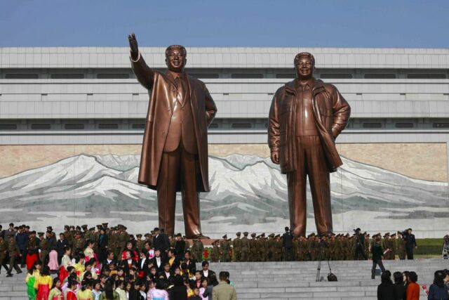 A estátua de ouro de Donald Trump desperta comparações de Kim Il Sung dos críticos
