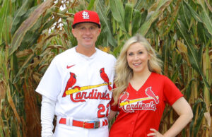 A estrela da voz de ‘Star Wars’ Ashley Eckstein e o marido MVP da World Series David Eckstein lançam romance e memórias complementares: veja as capas (EXCLUSIVO) A estrela da voz de 'Star Wars' Ashley Eckstein e o marido MVP da World Series David Eckstein lançam romance e memórias complementares: veja as capas (EXCLUSIVO)