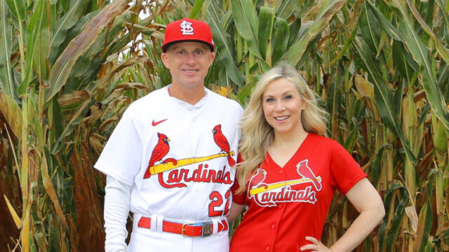 A estrela da voz de 'Star Wars' Ashley Eckstein e o marido MVP da World Series David Eckstein lançam romance e memórias complementares: veja as capas (EXCLUSIVO)
