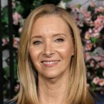 A estrela de 'Friends' Lisa Kudrow diz que novas sitcoms têm 'muito medo' de fazer piadas que deixem as pessoas 'desconfortáveis': 'Não estou acreditando'