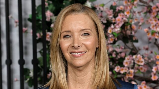 A estrela de 'Friends' Lisa Kudrow diz que novas sitcoms A estrela de 'Friends' Lisa Kudrow diz que novas sitcoms têm 'muito medo' de fazer piadas que deixem as pessoas 'desconfortáveis': 'Não estou acreditando'