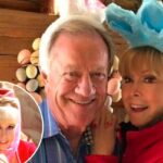 A estrela de 'I Dream of Jeannie', Barbara Eden, chama a atenção aos 94 anos em nova foto com o marido