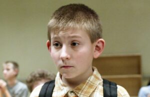 A estrela de ‘Malcolm in the Middle’, Justin Berfield, diz aos paparazzi para deixarem o ator Eric Per Sullivan sozinho depois que ele recusou a reinicialização: ‘Eu realmente me sinto mal’ A estrela de 'Malcolm In The Middle', Erik Per Sullivan, recusou 'Baldes de dinheiro' para retornar como Dewey no renascimento da série, diz Jane Kaczmarek