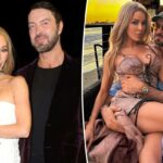 Lisa Hochstein em um vestido amarelo claro com detalhes decorativos e um painel esvoaçante na lateral.