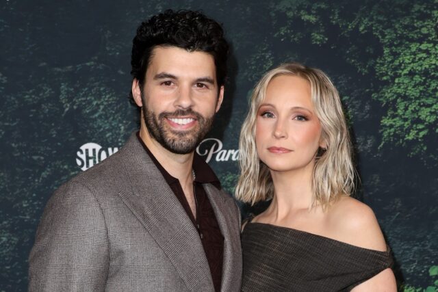 A estrela de 'Vampire Diaries' Candice King se casa com A estrela de 'Vampire Diaries' Candice King se casa com Steven Krueger em um casamento íntimo