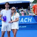 Taylor Fritz segurando um troféu com sua namorada Morgan Riddle no torneio de tênis Delray Beach Open.