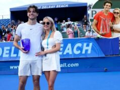 A estrela do tênis Taylor Fritz e a namorada influenciadora Morgan Riddle se separaram após seis anos Taylor Fritz segurando um troféu com sua namorada Morgan Riddle no torneio de tênis Delray Beach Open.