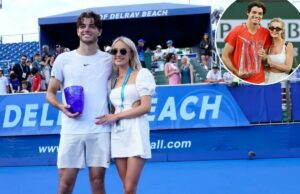 A estrela do tênis Taylor Fritz e a namorada influenciadora Morgan Riddle se separaram após seis anos Taylor Fritz segurando um troféu com sua namorada Morgan Riddle no torneio de tênis Delray Beach Open.