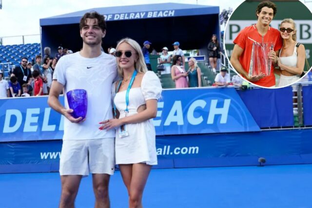 Taylor Fritz segurando um troféu com sua namorada Morgan Riddle no torneio de tênis Delray Beach Open.