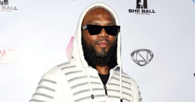 A estrela dos anos 90, Samuel Monroe Jr., está em suporte vital após meningite ser 'repetidamente diagnosticada incorretamente'
