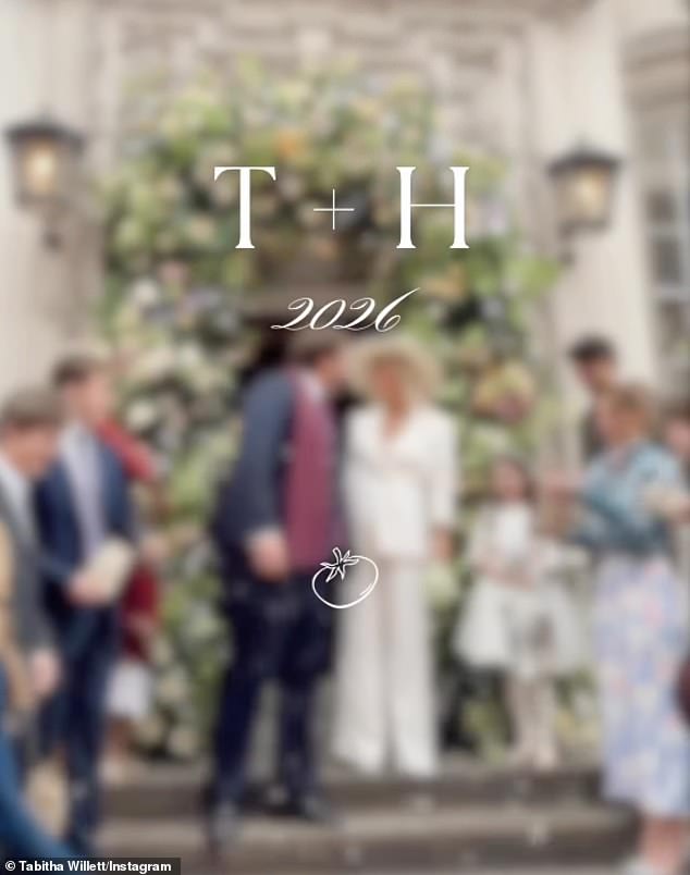 A estrela grávida do Made In Chelsea, Tabitha Willett, se A estrela grávida do Made In Chelsea, Tabitha Willett, se casa com o rico empresário Harry Hoare - apenas quatro meses depois de anunciar seu noivado