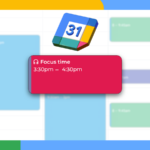 Mulher sorridente usando um smartphone em frente a um ícone do Google Agenda, cercado por uma paleta de cores, um sino de notificação desativado e um rótulo