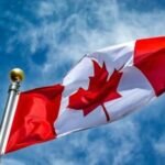 Bandeira canadense hasteada em um mastro.