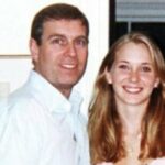 Andrew Mountbatten-Windsor com Virginia Giuffre (centro) e a então assistente pessoal de Jeffrey Epstein, Ghislaine Maxwell, em 2001.