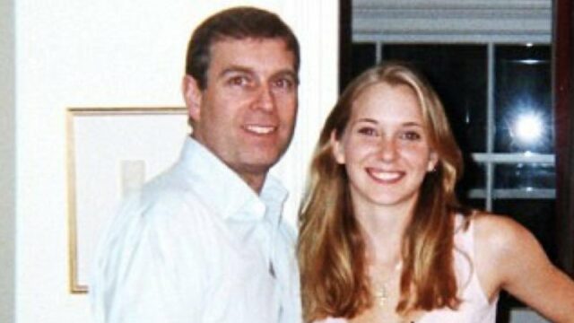 Andrew Mountbatten-Windsor com Virginia Giuffre (centro) e a então assistente pessoal de Jeffrey Epstein, Ghislaine Maxwell, em 2001.
