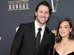 A família de Hailee Steinfeld comemora a chegada de seu primeiro bebê GettyImages-2198068508-Hailee-Steinfeld-dá-à-nascimento-de-seu-primeiro-bebê-com-Josh-Allen.jpg