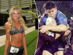 A filha da lenda do esporte australiano realiza o sonho de ser líder de torcida da NFL depois de ser ‘aleijada pela doença mais horrível’ Uma líder de torcida com longos cabelos loiros e vestindo uma blusa preta brilhante e shorts com o número 45 sorri para a câmera em um campo de futebol.