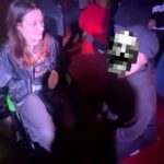 A filmagem mostra Maddie Haining (à esquerda) conversando com a equipe do Club Tropicana na Canal Street em Manchester