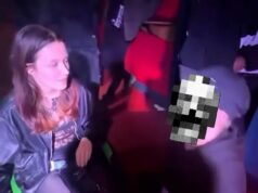 A filha da modelo, de 18 anos, ‘foi convidada a deixar o bar gay de Manchester porque sua cadeira de rodas foi considerada um risco à segurança contra incêndio pelos chefes do clube’ A filmagem mostra Maddie Haining (à esquerda) conversando com a equipe do Club Tropicana na Canal Street em Manchester