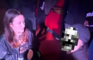 A filha da modelo, de 18 anos, ‘foi convidada a deixar o bar gay de Manchester porque sua cadeira de rodas foi considerada um risco à segurança contra incêndio pelos chefes do clube’ A filmagem mostra Maddie Haining (à esquerda) conversando com a equipe do Club Tropicana na Canal Street em Manchester