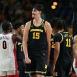 Aday Mara (15), de Michigan, reage durante a segunda metade de um jogo semifinal de um torneio de basquete universitário da NCAA.