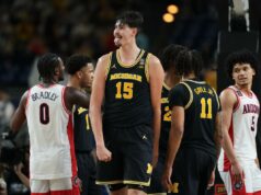 A final do March Madness é definida quando Michigan derrota o Arizona para trazer o confronto UConn Aday Mara (15), de Michigan, reage durante a segunda metade de um jogo semifinal de um torneio de basquete universitário da NCAA.