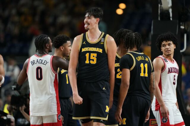 Aday Mara (15), de Michigan, reage durante a segunda metade de um jogo semifinal de um torneio de basquete universitário da NCAA.