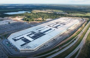 A força de trabalho da fábrica da Tesla no Texas encolherá 22% em 2025 Aerial image of the Tesla factory near Austin