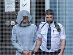 A fúria surge sobre o motivo pelo qual o assassino migrante de pequeno barco que fugiu do Egito antes de cometer ataque sexual a uma mulher inconsciente na praia de Brighton estava hospedado em um hotel de asilo Al-Danasurt sorri ao ser conduzido à van da prisão após o julgamento na quarta-feira